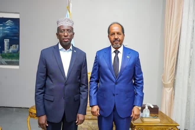 High-Stakes Night Meeting in Mogadishu: Hassan Sheikh and Sharif Sheikh Ahmed Reopen Political Dialogue President Hassan Sheikh Mohammud and former president Shariff Sheikh Ahmed in a past meeting